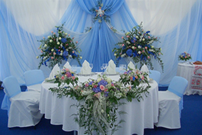 Оформление свадебного стола тканью